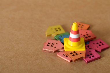 Ahşap Evler ve Trafik Konisi Konulu Konut İnşaat Uyarısı