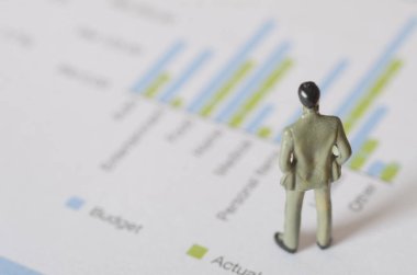 İş Adamı Bütçeyi Analiz Ediyor, Beyaz Arkaplan Üzerine Baro Grafik Finans Raporuna Karşı