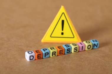 Konut Piyasası Araştırması Büyüteç Altında Minyatür Ahşap Evlerin Genişletilmiş Görünüşü.