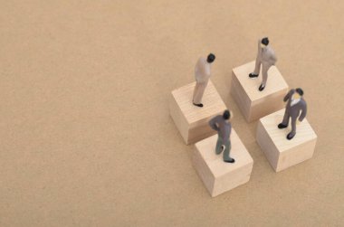 Bir Kavramsal Grupta Eşsiz Yol ve Rolleri Yansıtan Çeşitli Yönler