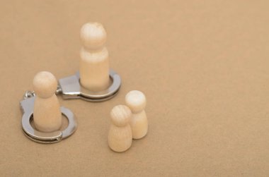 Esaret ve Özgürlüğün Sembolik Sahnesi: Tahta Figürler ve Kelepçeler