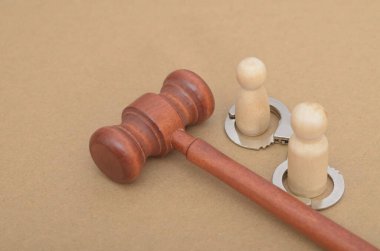 Gavel ve İş Adamları: Hukuki Yetki ve Karar Alma Sahnesi