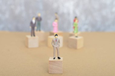 Liderlik Konsepti Minyatür İşadamı Ahşap Bloğa Odaklandı