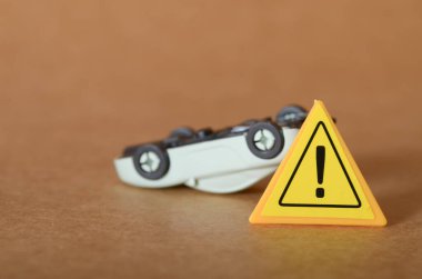 Minyatür Kaza Sahnesinde Trafik Işıklı Oyuncak Araba Devrildi