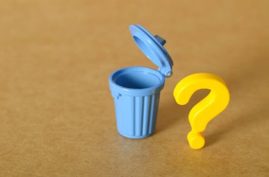 Atık ve Değeri Minimalist Kavramı Soru İşaretli Boş Çöp Kutusu Belirsizliği Öneriyor.