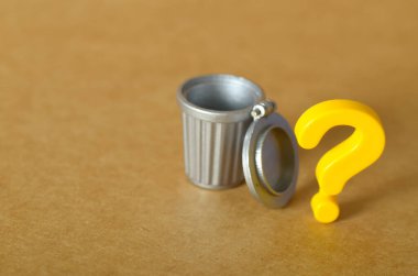 Atık ve Değeri Minimalist Kavramı Soru İşaretli Boş Çöp Kutusu Belirsizliği Öneriyor.