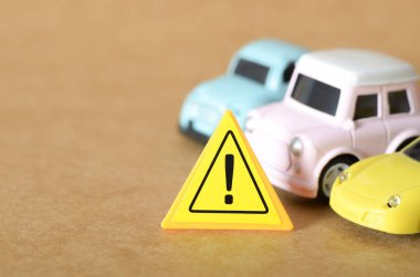 Araba Anlaşmasını Temsil Eden Oyuncak Araçlarla Dikkat İşareti Tehlike ve Tüketici Bilinci