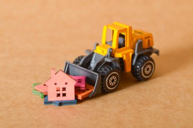 Yasadışı Mülk Temizliği Sembolü: Küçük Buldozer Renkli Ev Kesintilerini Zorladı