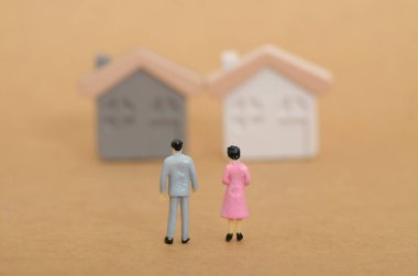 Birlikte Bir Gelecek Planlama: Ev Seçeneklerini Değerlendiren Minyatür Çift