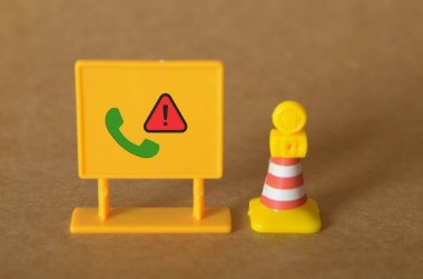 Telefon Karıştırma Uyarı Sembolü ve Trafik Konisi
