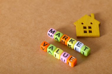 Ev ve Harf Boncukları Tarafından Sembolize edilen Emlak Fiyatlandırması 