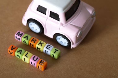 Oyuncak araba, bir aracın piyasa değerini ya da piyasadaki otomobillere değer biçme kavramını temsil edebilir..
