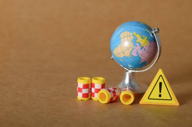 Küresel Uyarı Konsepti Tehlike İşareti ve Yerküreye Yakın Silindirler