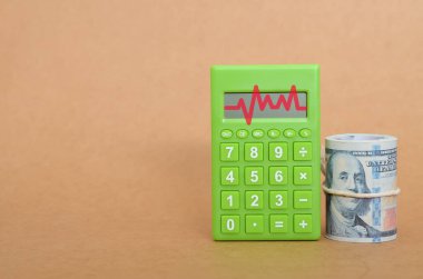 Tıbbi Masraflar Konsepti: ECG Çuval ve Hesaplayıcı Sağlık Hizmetleri Bütçesi ve Mali Planlamayı Yansıtıyor