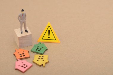 Gayrimenkul Riski Konsepti: Küçük İşletme Rakamları, Ahşap Evler ve Uyarı İşareti Belirsizliği Sembolize Ediyor