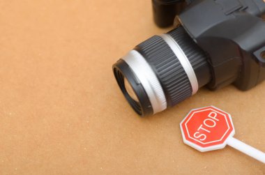 Dur ve Gözlemle: Dur İşareti Yanındaki Siyah Kamera Görsel Farkındalık ve Kısıtlamayı Çağırıyor