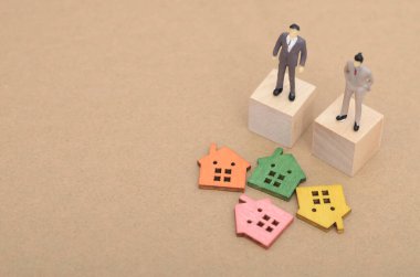 Mülkiyet Pazarı 'nda Ev Modelleri ile Rekabet eden Minyatür İşadamları