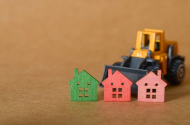 Renkli Mini Evlerle Oyuncak Kazıcı Emlak Gelişimini Sembolize Ediyor