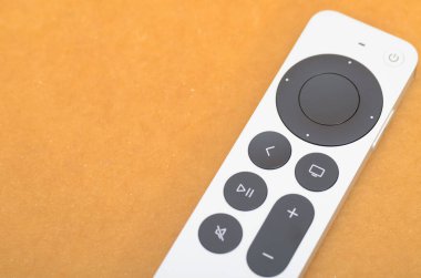 Klang, Malezya: 24 Temmuz 2024 - Apple TV Uzaktan Kumandası ile Minimalist Ayarlar