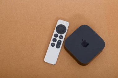 Klang, Malezya 24 Temmuz 2025 - Apple TV Cihazı ve Modern Oturma Odasında Uzaktan Kumanda