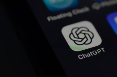 Klang, Malezya: 25 Temmuz 2025 - Parlak Ortamı içinde ChatGPT Tablet veya Smartphone Kullanıcı Arayüzü