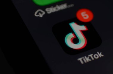 Klang, Malezya: 25 Temmuz 2025 Smartphone Ev Ekranında TikTok Uygulama Arayüzü Görüntüleme