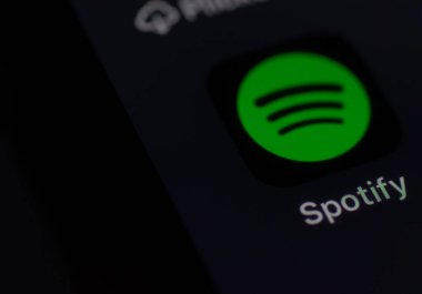 Klang, Malezya: 25 Temmuz 2025 - Smartphone Screen 'de Modern Arayüzle Müzik Akımı Uygulamasını Aç