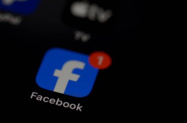 Klang, Malezya: 25 Temmuz 2025 - Kullanıcı Arayüzü Odaklı Akıllı Telefon Ekranında Facebook Uygulaması Aç
