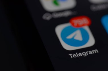 Klang, Malezya: 25 Temmuz 2025 - Smartphone 'da Dijital İletişim Simgeleri ile Telgraf Uygulaması Arayüzü