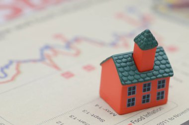 Ekonomik Gazetede Minyatür Ev Konut Maliyetleri Sorunlarını Sembolize Ediyor