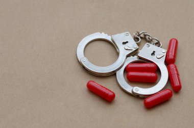 Haplarla Dolu Kelepçe Madde İstismarı ve Adalet Sistemi