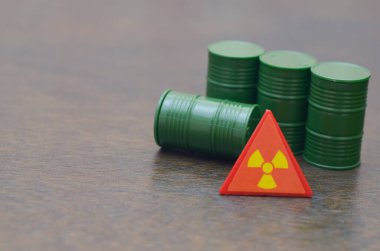 Zehirli Yeşil Fıçılarla Radyoaktif Uyarı İşareti Zararlı Atıkları Sembolize Ediyor