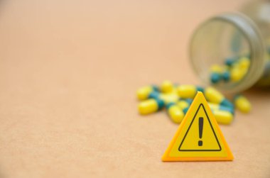 Arka planda uyarı işareti ve reçete haplarıyla Tıbbi Güvenlik Alarmı