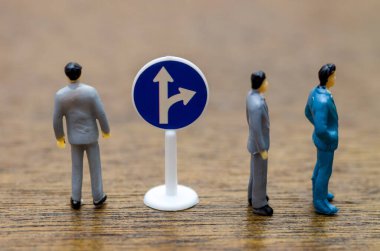 İş Stratejisi Seçimi: Minyatür Rakamlar Doğru ya da Düz Tartı