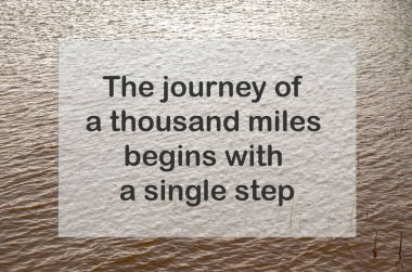 Klasik bir ilham verici alıntıyı, suyun sonsuz hareketiyle birleştiren güçlü bir görsel, kişisel ve profesyonel gelişimi motive etmek için mükemmel..