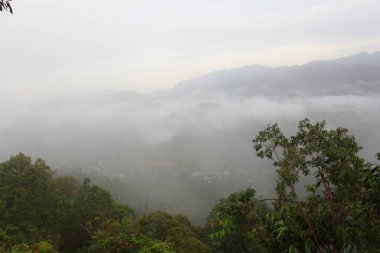 Dağlar ve sis sabah Jaroh Ka Nga 'da Betong, Yala, Tayland.