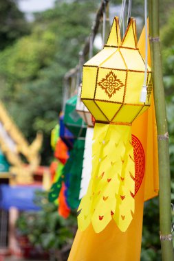 Tayland tapınağındaki ağaçta asılı fenerler.