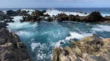 Madeira Adası 'ndaki kayalık sahilin görüntüleri. Yüksek kaliteli FullHD görüntüler