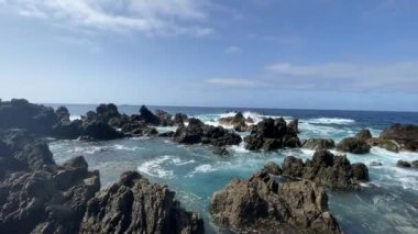Madeira Adası 'ndaki kayalık sahilin görüntüleri. Yüksek kaliteli FullHD görüntüler