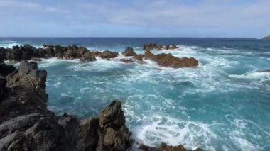 Madeira Adası 'ndaki kayalık sahilin görüntüleri. Yüksek kaliteli FullHD görüntüler