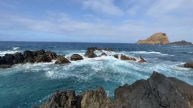 Madeira Adası 'ndaki kayalık sahilin görüntüleri. Yüksek kaliteli FullHD görüntüler