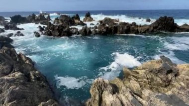 Madeira Adası 'ndaki kayalık sahilin görüntüleri. Yüksek kaliteli FullHD görüntüler