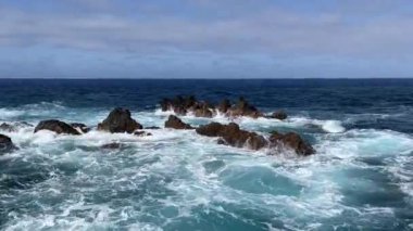 Madeira Adası 'ndaki kayalık sahilin görüntüleri. Yüksek kaliteli FullHD görüntüler