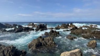 Madeira Adası 'ndaki kayalık sahilin görüntüleri. Yüksek kaliteli FullHD görüntüler