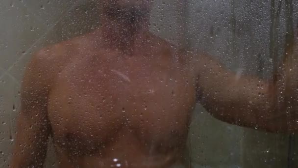 Mladý Pohledný Muž Krásným Tělem Sprchuje — Stock video