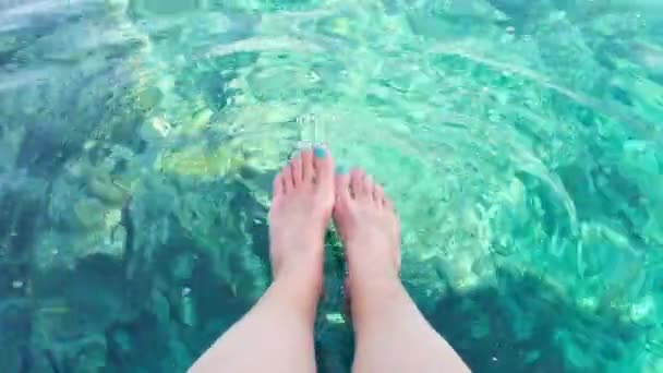 Widok Góry Piękne Kobiece Nogi Turkusowej Wodzie Morskiej — Wideo stockowe