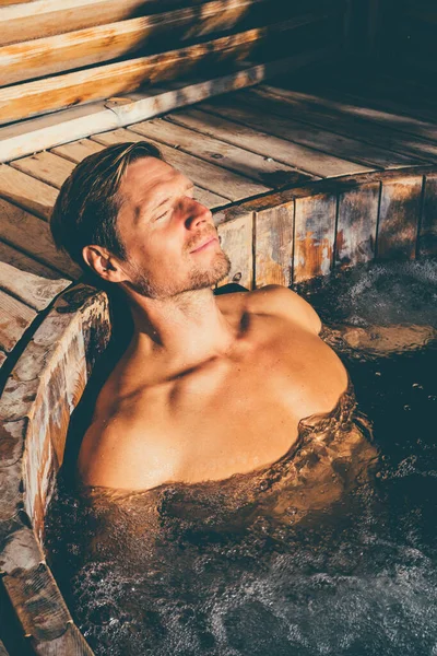 Man Ontspannen Houten Hot Tub Buiten Hoge Kwaliteit Foto — Stockfoto