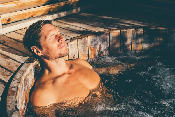 남자는 야외에 나무로 욕조에서 휴식을 취한다 고품질 — 스톡 사진