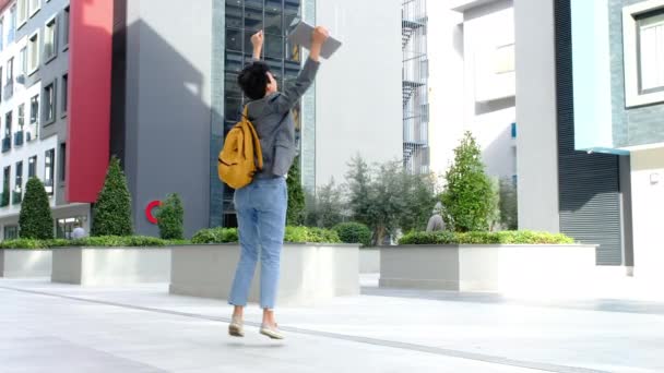 Szczęśliwa Bizneswoman Lub Studentka Skacząc Tańcząc Świeżym Powietrzu Komputerem Wysokiej — Wideo stockowe