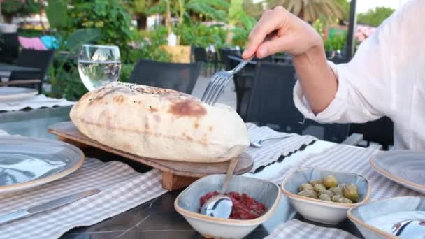 Женщина Наслаждается Турецким Хлебом Женские Руки Пронзают Горячим Хлебом Пита — стоковое видео